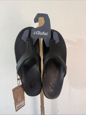 OluKai Black Slip-On Leather Slipper Sandals- KIPE'A LIPI- Womens size 10